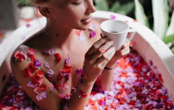 Baños de florecimiento para Año Nuevo: Ritual para atraer la buena suerte; ingredientes, pasos y beneficios