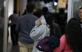 Familias completas, incluyendo niños, abandonan el aeropuerto José Joaquín de Olmedo en busca de su próximo destino tras ser deportados.