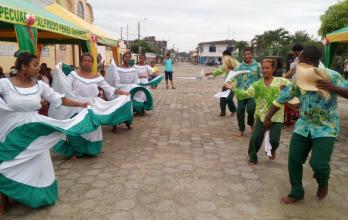 Los jóvenes en Flor de Mangle aprenden a bailar, a crear décimas, teatro, música y canto.