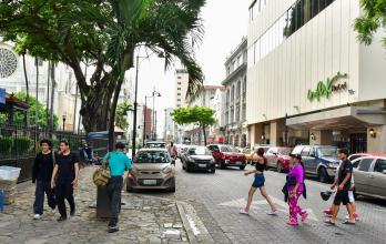 Vecinos y transeúntes se muestran preocupados por la inseguridad en el centro de Guayaquil.