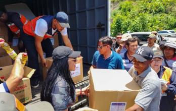 El gobierno de Daniel Noboa ha iniciado la entrega de víveres y suministros esenciales para las familias afectadas por el derrame de crudo en Esmeraldas.