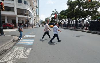 peatones cruzan en avenida Malecón sin paso cebra 18 mar 25 MC