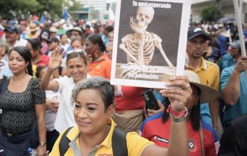 Docentes participan en una protesta durante el paro nacional este viernes, en Ciudad de Panamá (Panamá).