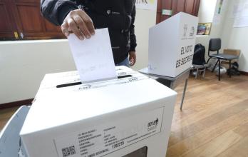 En Quito, la gente vota en tres circunscripciones.