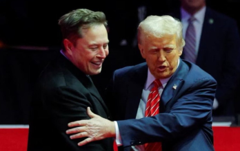 Elon Musk cofundador y líder de Tesla junto al presidente estadounidense Donald Trump