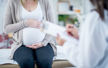 Madres de diferentes regiones del país acceden al Bono 1000 Días como parte del acompañamiento estatal a la primera infancia.