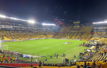 Hinchas de Barcelona SC ausentes en la celebración del Centenario, dejando el estadio vacío en gran parte.