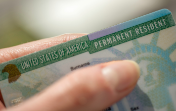 Portadores de la Green Card deben estar atentos a su fecha de vencimiento para iniciar a tiempo el proceso de renovación ante inmigración en EE.UU.