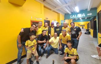 Gustavo Nivelo y Pepe Caballero hinchas de Barcelona y más aficionados junto a los excracks Toninho y Severino Vasconcellos.