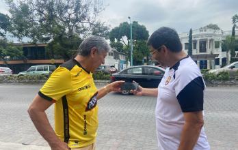 Gustavo Nivelo y Pepe Caballero viendo el partido de 1990 en vídeo, en Urdesa donde se terminaron los festejos a las 04:00.