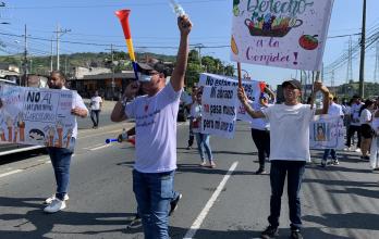 Los familiares de los presos bloquearon el paso de la vía, durante la protesta en los exteriores de la cárcel La Roca.