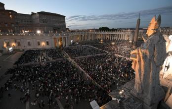 Feligreses de todo el mundo se congregaron en la Plaza de San Pedro, atentos al humo de la Capilla Sixtina que aún no anuncia un nuevo papa.
