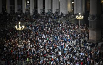 La chimenea de la Capilla Sixtina volvió a emitir humo negro ante la mirada de miles de feligreses, indicando que aún no hay nuevo papa electo en el Vaticano.