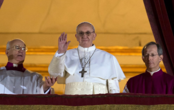 Jorge Mario Bergoglio, ahora papa Francisco, fue elegido en el cónclave de 2013 tras solo cinco votaciones, sorprendiendo al mundo por su cercanía y mensaje de humildad.