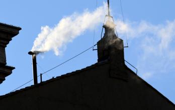 La fumata blanca sobre la Capilla Sixtina confirmó la elección del nuevo papa en el Vaticano.