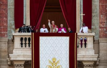 El recién elegido Papa León XIV habla desde la logia central de la Basílica de San Pedro, Ciudad del Vaticano.