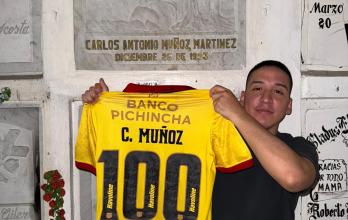 Carlos Muñoz Vergara y la camiseta 100 en honor a su padre Carlos Muñoz Martínez.