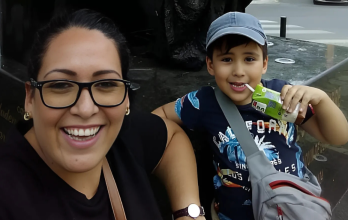 Un instante de felicidad entre Adriana y Santiago, madre e hijo unidos por un lazo profundo que ni la tragedia ha podido borrar.