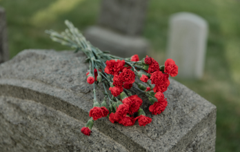 Honrar la memoria de mamá en el Día de la Madre es una forma de mantener su amor vivo, incluso en su ausencia.