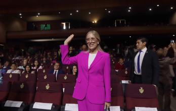 Anabella Azín, una de las figuras más visibles de ADN, durante la entrega de credenciales del CNE en Quito.