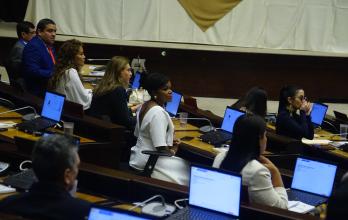 Asambleístas del correísmo gritaron
