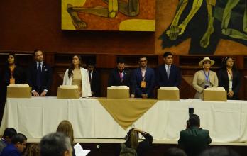 Mónica Salazar (útlima a la derecha), exintegrante de la Revolución Ciudadana, durante la primera sesión de la Asamblea Nacional el 14 de mayo de 2025.