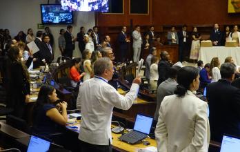 Bancada de la Revolución Ciudadana durante la sesión inaugural de la Asamblea Nacional 2025, en medio de tensiones por la salida de Mónica Salazar.