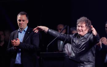 El presidente de Argentina, Javier Milei (d), y el portavoz presidencial y candidato a legislador por el partido La Libertad Avanza (LLA), Manuel Adorni, participan en un acto de cierre de campaña, en Buenos Aires (Argentina).