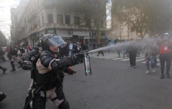 Un policía enfrenta a manifestantes durante una marcha de jubilados este miércoles, frente al Congreso de la Nación en Buenos Aires