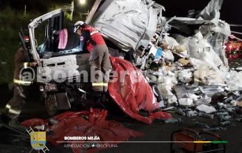 Socorristas de los bomberos de Mejía y Quito recuperaron los restos de las víctimas que dejó el choque de un camión en la Panamericana Sur.