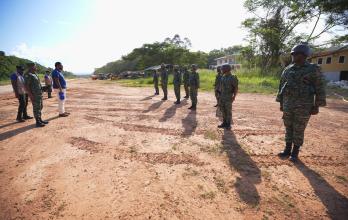 un grupo de soldados de la Fuerza de Defensa de Guyana en la aldea de Arau, en Esequibo (Guyana).