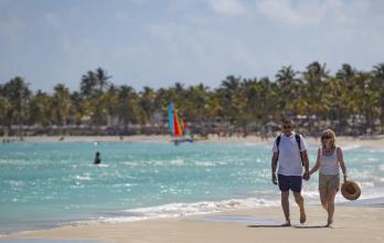 Turistas disfrutan en una playa en Cancún (México).