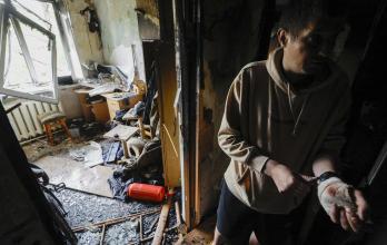 24/05/2025 03:20 (UTC) Crédito: EFE Fuente: EPA Autor: SERGEY DOLZHENKO Temática: Disturbios y conflictos » Guerra Un hombre herido muestra los daños en su vivienda tras ser alcanzada por un dron en Kiev