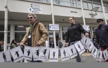 Varias personas, entre ellas algunas víctimas de Joel Le Scouarnec, se manifiestan en la ciudad francesa de Vannes en espera del veredicto del juicio contra este excirujano por pederastia.