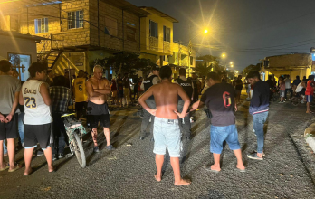 Vecinos observan la escena del crimen donde fue asesinado el árbitro barrial ‘Oti Gol’ en el barrio Martha Bucaram de Machala.
