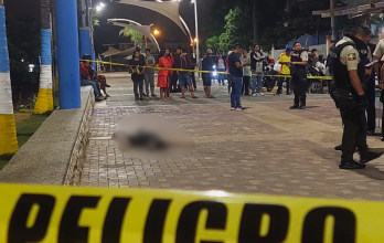 El cuerpo de la víctima quedó tendido en la vereda del malecón, tras recibir varios disparos en la cabeza.