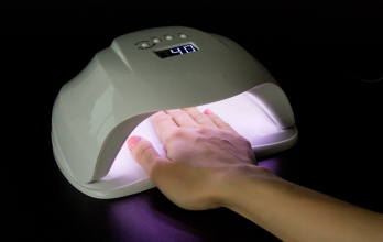 Científicos del CONICET estudian cómo las lámparas LED de uñas afectan las moléculas de la piel.