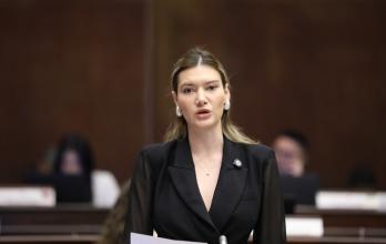 La primera vocal del CAL, Sade Fritschi actuó por primera vez en el Pleno. Utilizó un discurso escrito en el que, sobre todo, elogió al presidente Daniel Noboa.