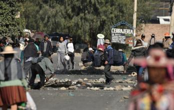 Seguidores del expresidente de Bolivia bloquean carreteras colocando piedras y promontorios de tierra sobre la vía.