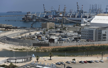 Activistas de la Flotilla de la Libertad preparando el buque Madleen en Sicilia antes de zarpar rumbo a Gaza.