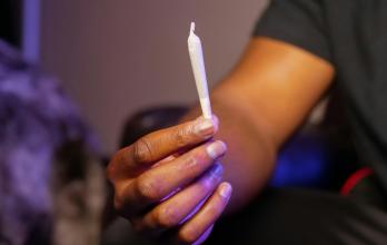 Tabla de consumo de drogas y la relación entre consumidores y policías