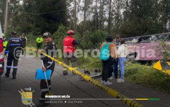 Los Bomberos atendieron a los heridos y realizaron el operativo para retirar al bus accidentado en la av. Simón Bolívar.