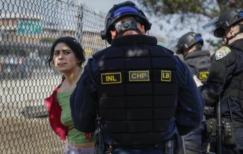 Manifestantes en Los Ángeles protestan contra las redadas migratorias del ICE bajo el gobierno de Trump.