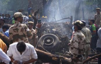 Equipos de rescate trabajan entre los restos del Boeing 787 de Air India, que se estrelló minutos después del despegue.