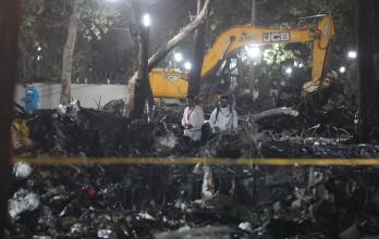 Equipos de rescate trabajan entre los restos del Boeing 787 que se estrelló en Ahmedabad, dejando 241 víctimas fatales.