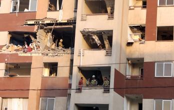 Bomberos trabajan en el interior de un edificio tras un ataque israelí al norte de Teherán, Irán