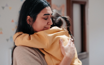 Entre la presión de las deudas y el diagnóstico de su hija, pensó en rendirse. Su historia refleja cómo una crisis financiera puede volverse una crisis emocional.