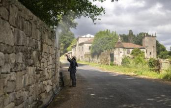 Trabajador limpia el muro de la vivienda de Julio Iglesias