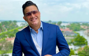 Carlos José Matamoros junto a su hija Gabriela, quien atraviesa el duelo por la pérdida de su madre, María Fernanda Salazar.