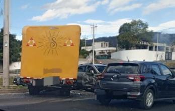 Un camión quedó detenido detrás de un auto, tras el choque múltiple en la Ruta Viva.